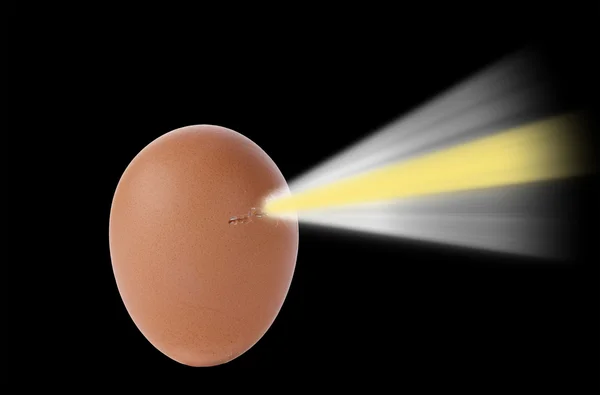 Nueva Vida. Un huevo agrietado con luz / energía emergente . — Foto de Stock