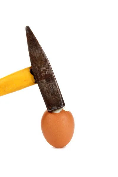 Kladivo rozbije vejce, izolované na bílém — Stock fotografie