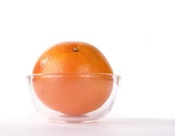 Grapefruit in een glasvaas op een witte achtergrond — Stockfoto