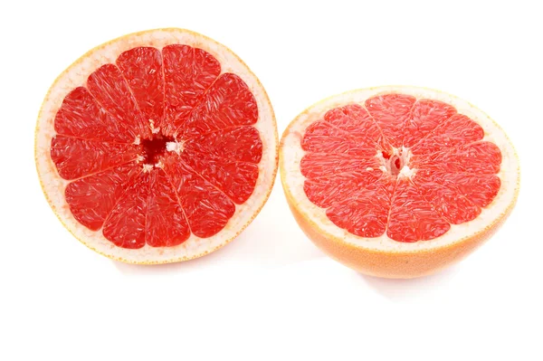 Dojrzałe grejpfrut czerwony. owoce kromka na białym tle — Zdjęcie stockowe
