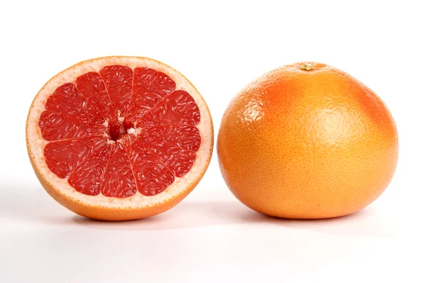 Pomelo rojo maduro. Rebanada de fruta sobre fondo blanco —  Fotos de Stock