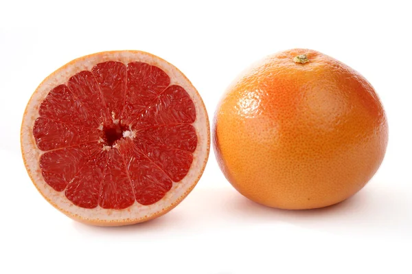 Pomelo rojo maduro. Rebanada de fruta sobre fondo blanco — Foto de Stock