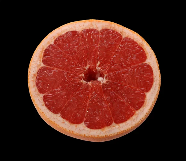 Pomelo rojo maduro. Rebanada de fruta sobre fondo negro —  Fotos de Stock