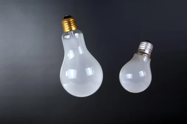 Büyük Fırçalı elektrikli akkor lambalar, karanlık bir backgr karşı — Stok fotoğraf