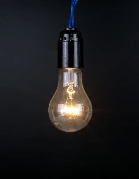 Grandi lampade ad incandescenza elettriche spazzolate, contro uno sfondo scuro — Foto Stock