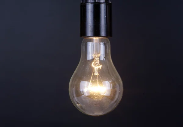 Grandes lámparas incandescentes eléctricas cepilladas, contra un fondo oscuro — Foto de Stock