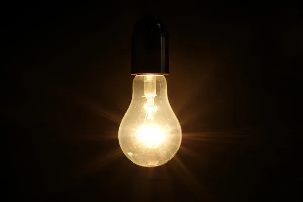 Grandes lampes électriques à incandescence brossées, contre un fond sombre — Photo