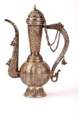 geleneksel Arap süslemeli bakır sürahi