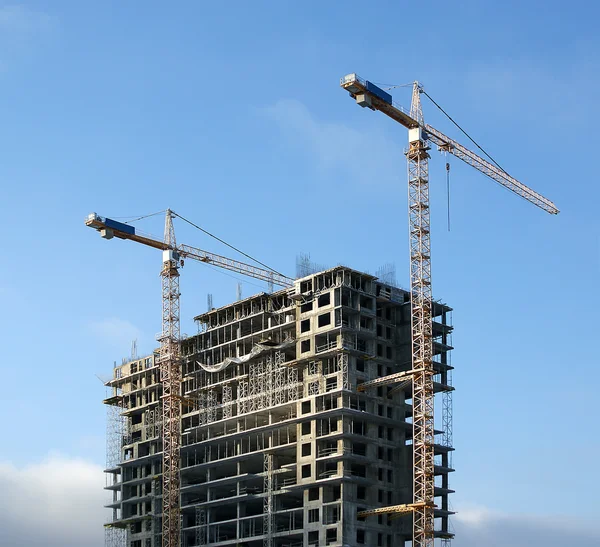 Elevando guindaste de construção e construção em construção — Fotografia de Stock