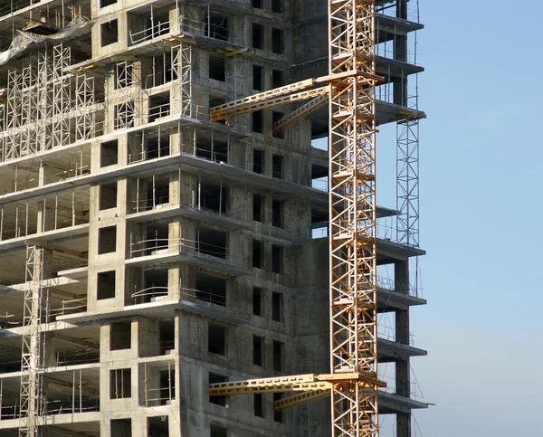 Baukran heben und Gebäude im Bau — Stockfoto