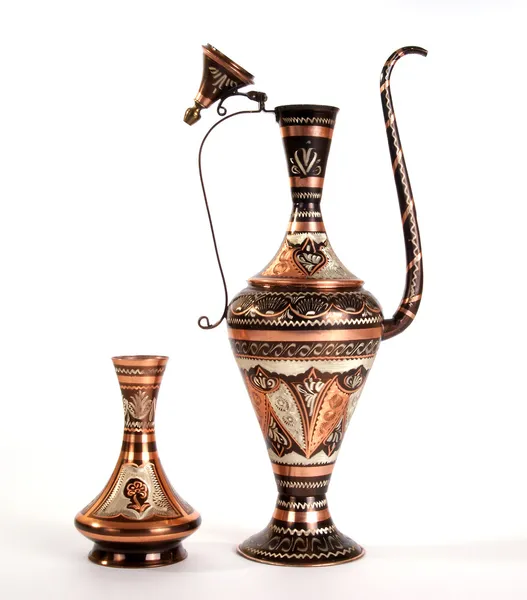 Pot en cuivre avec un ornement arabe traditionnel — Photo
