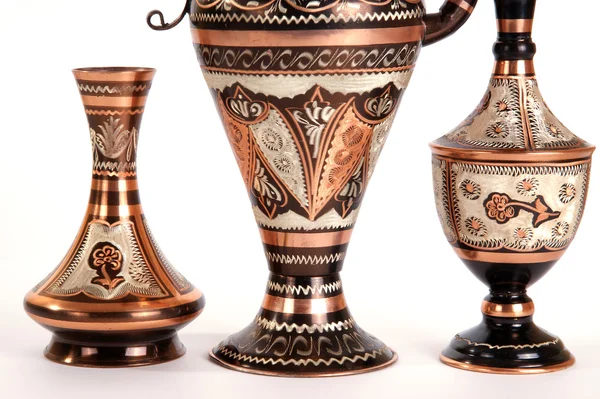伝統的なアラビア装飾と銅の水差し — ストック写真