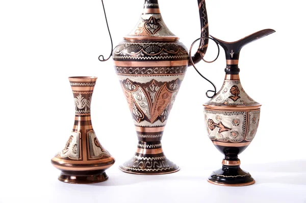 Jarro de cobre com ornamentos árabes tradicionais — Fotografia de Stock