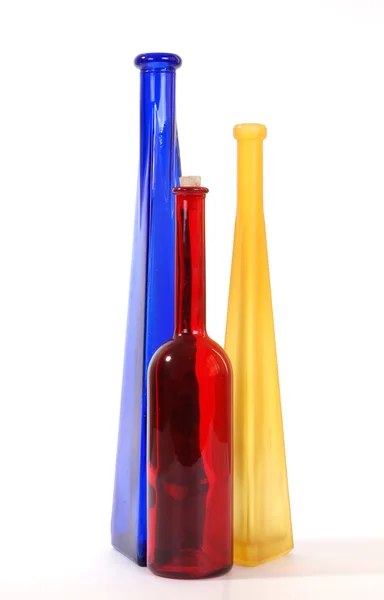 Vasi di vetro colorato su sfondo bianco — Foto Stock