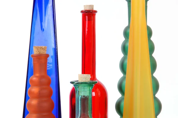 Gekleurde glazen vazen op een witte achtergrond — Stockfoto