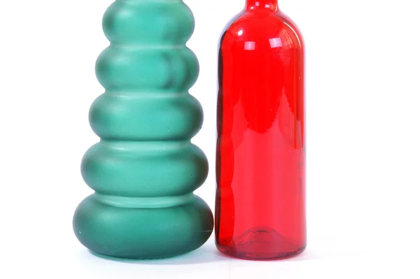 Gekleurde glazen vazen op een witte achtergrond — Stockfoto