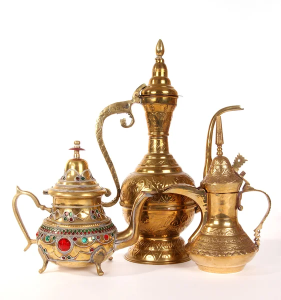 伝統的なアラビア装飾と銅の水差し — ストック写真