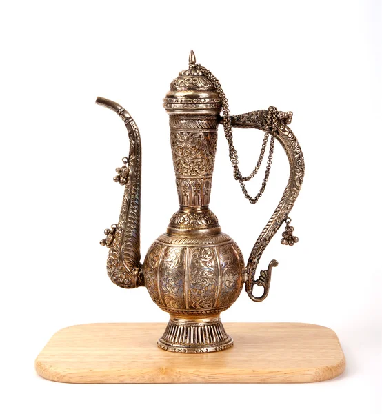 Koperen kruik met een traditionele Arabische versieringen — Stockfoto