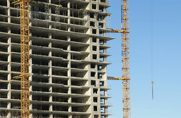 Baukran heben und Gebäude im Bau — Stockfoto