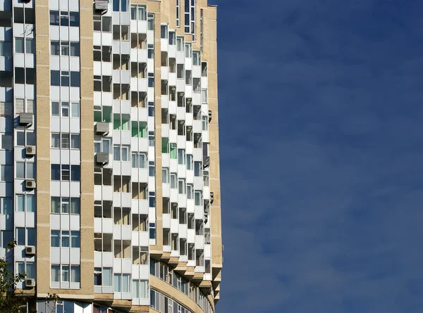 住宅高層の窓やバルコニー、モスクワと建物の壁 — ストック写真