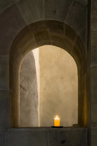Kerze in Klosterbogen Rechtenvrije Stockfoto's