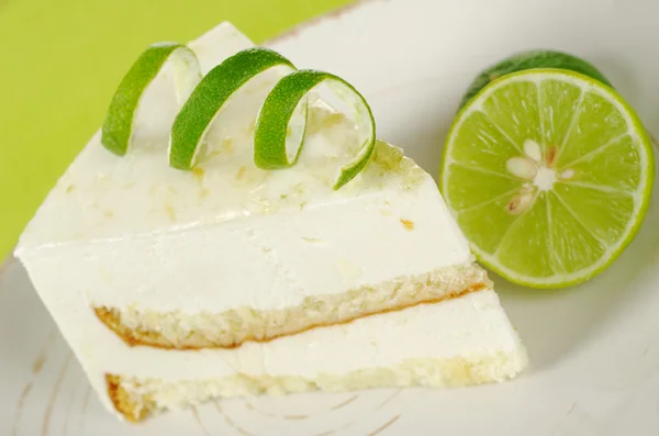 Limettenkuchen mit Limette — Stockfoto
