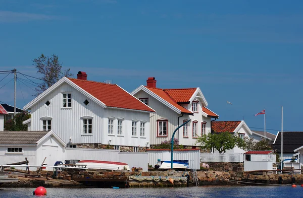 Witte houten huizen in lyngor — Stockfoto
