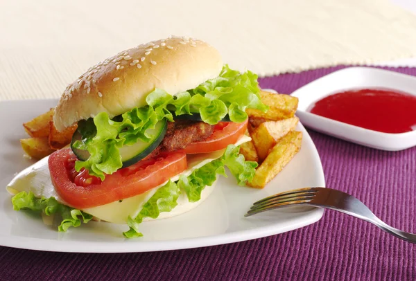 ケチャップとハンバーガー — ストック写真
