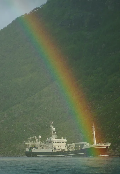Vissersboot en een regenboog — Stockfoto