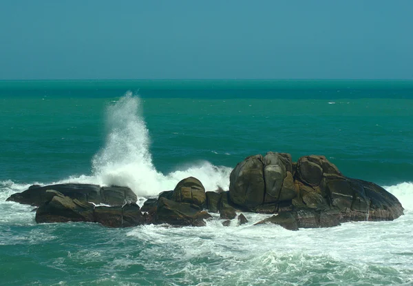 Wellen krachen gegen Felsen — Stockfoto