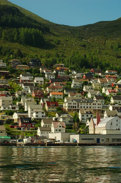 Kleine stad op Noorse fjord — Stockfoto