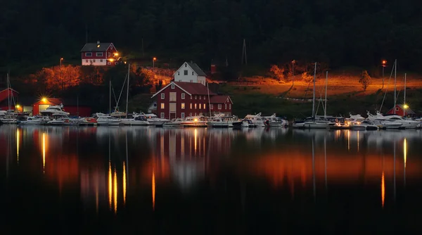 Малая гавань ночью — стоковое фото