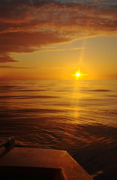 Barco ao pôr do sol — Fotografia de Stock