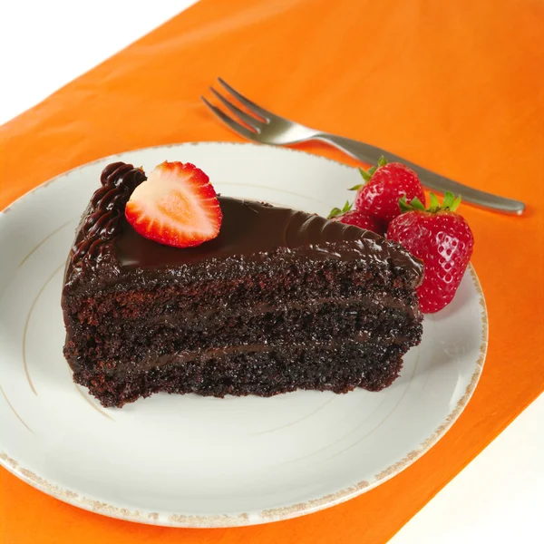 딸기가 달린 초콜릿 케이크 — 스톡 사진