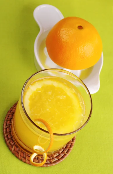 Taze portakal suyu sıkacağı ile — Stok fotoğraf