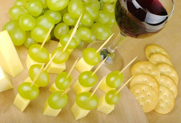 Сыр с виноградом в качестве еды для пальцев — стоковое фото