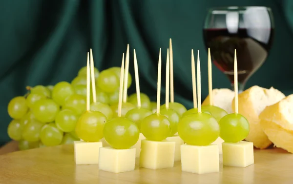 Queso con uvas y vino — Foto de Stock