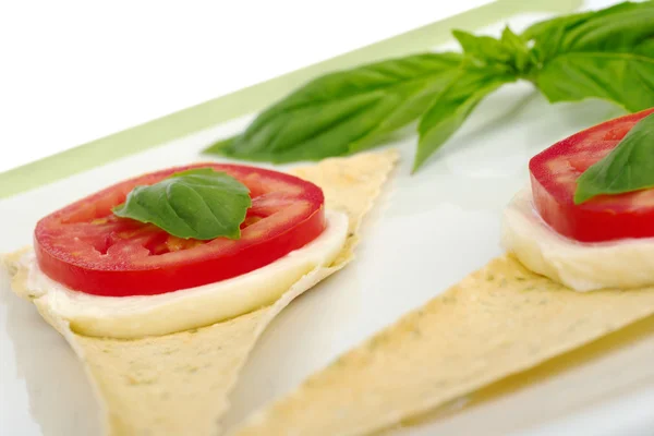 Voorgerecht: mozzarella, tomaat en basilicum — Stockfoto