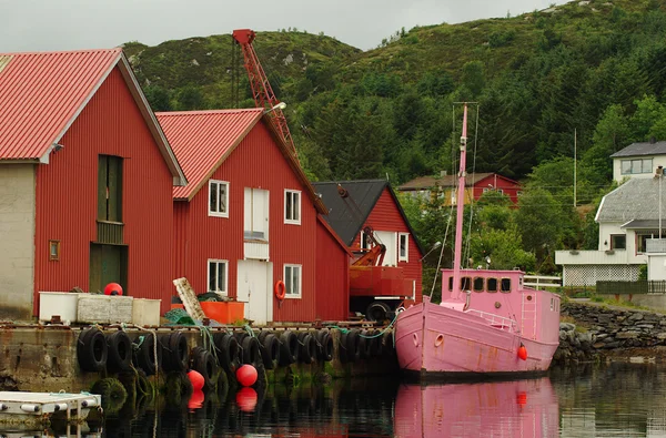 Розовая лодка в гавани — стоковое фото