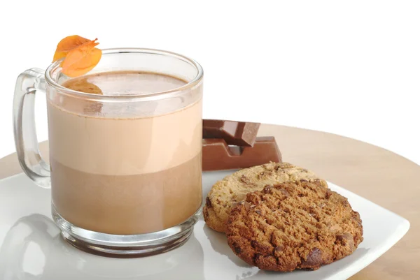 Varm choklad med mjölk, kakor och choklad (selektiv inriktning) — Stockfoto