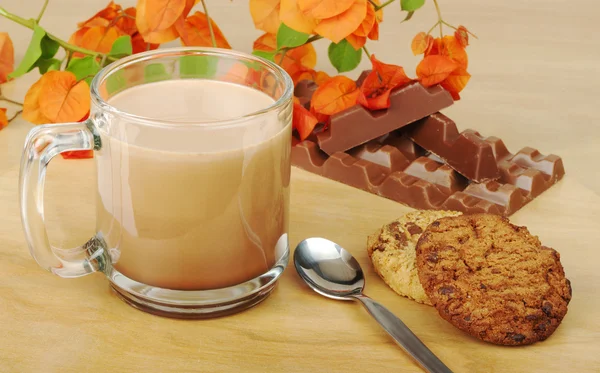 Chocolate caliente con galletas y chocolate (enfoque selectivo) ) —  Fotos de Stock