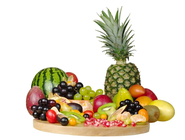 Frutas exóticas en una tabla de madera (aislado ) — Foto de Stock