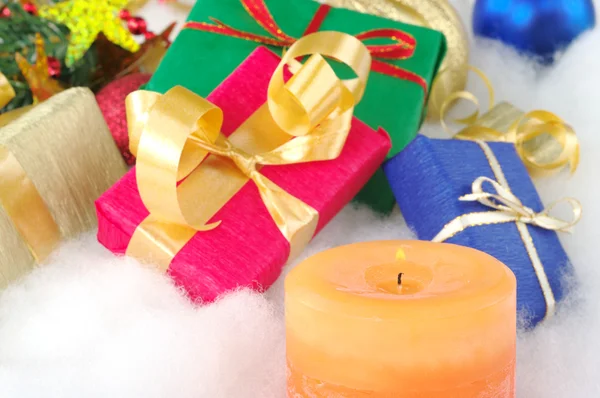 Kerze und Geschenke angezündet — Stockfoto