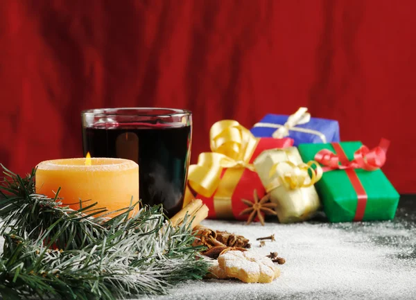 Mulled şarap ve hediyeler ile mum yaktı — Stok fotoğraf