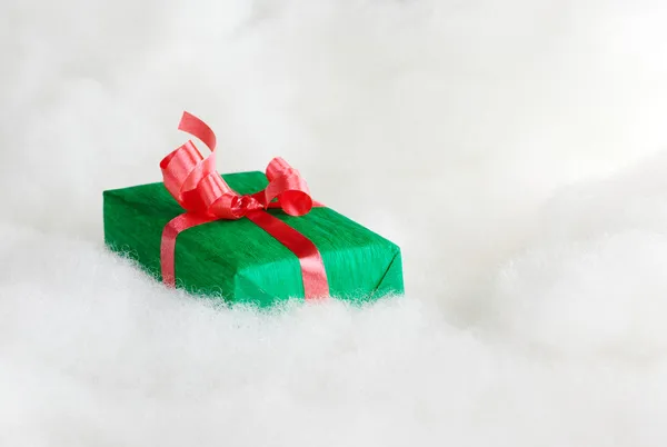 Grünes Geschenk mit roter Schleife — Stockfoto