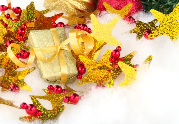 Regalo d'oro con decorazione natalizia — Foto Stock