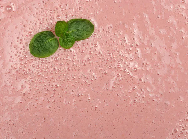 ストロベリーミルクセーキは、ミントの葉を持つ — ストック写真