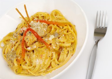 Fettuccine çatal ile