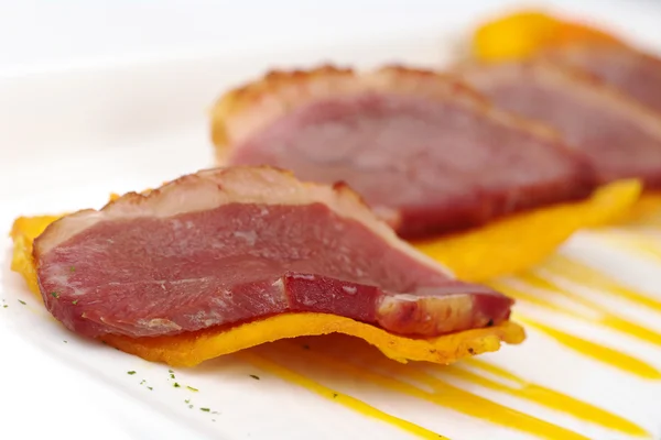 Duck Meat on Camote Chips — Stock Photo, Image