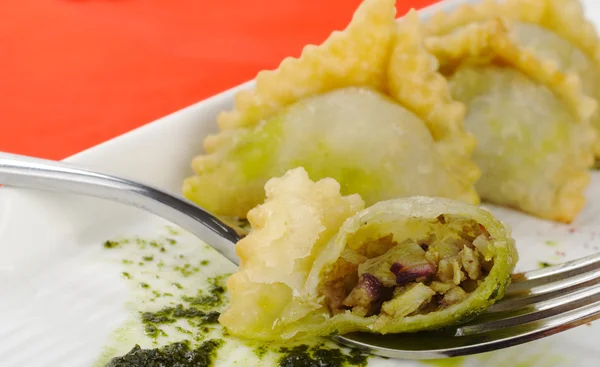 Empanada gevuld met vlees op vork — Stockfoto